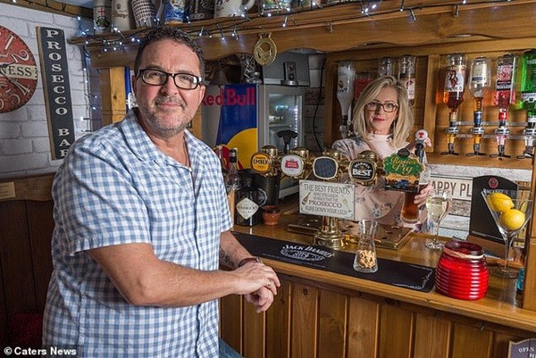 Giu chong khoi di nhau, vo 'dem' luon quan bar ve nha-Hinh-3