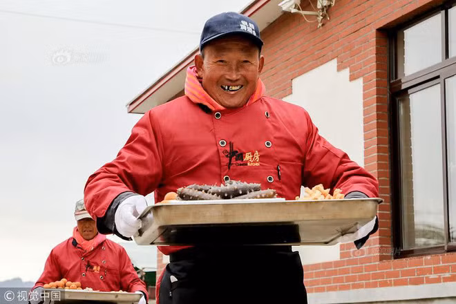 Được biết, người trong thôn cũng đến tham gia giúp sức với số lượng cũng gây choáng: 180 người.