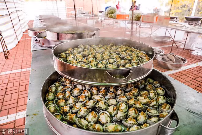 Để hoàn thành nhiệm vụ lần này, bếp trưởng đã phải huy động một đội ngũ đầu bếp lên đến 15 người, tất cả đều làm việc trong khách sạn ở thành phố về trước 2 ngày để chuẩn bị.