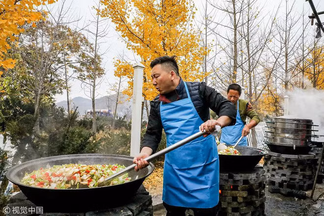 Đầu bếp chính đảm đương nhiệm vụ này cho hay, anh hành nghề đầu bếp đã 20 năm nay, kinh nghiệm làm cỗ cưới cũng nhiều nhưng đây là lần đầu tiên anh làm một bữa tiệc có quy mô hoành tráng đến như vậy.