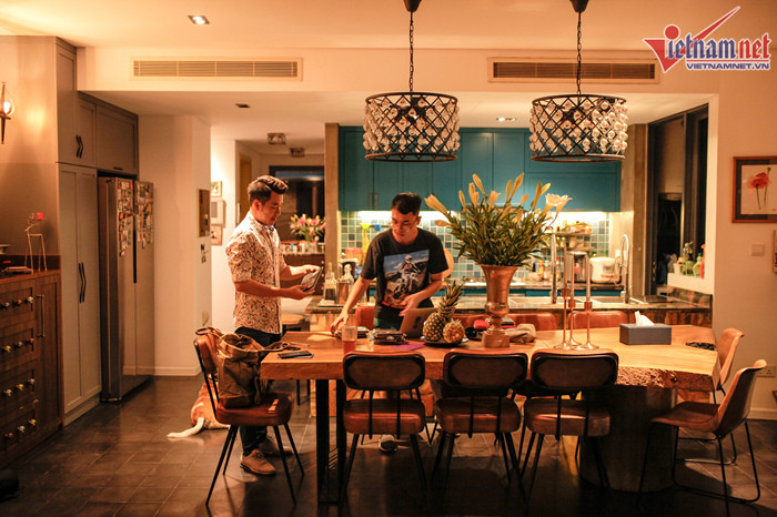 Vì tự tay chọn từng nguyên vật liệu mang về để thiết kế toàn bộ ngôi nhà nên anh mất rất nhiều công sức. “Có thể nó không hoàn hảo với nhiều người nhưng đó là Dũng. Tôi thích cảm giác biết món đồ này từ đâu đến và tại sao mình thích chúng. Khi đó, tôi mới có cảm giác ngôi nhà thực sự thuộc về mình”, Hồ Trung Dũng chia sẻ. Hồ Trung Dũng và trợ lý đang bàn tính hoàn thiện album “Saigon Feel” để chuẩn bị cho đợt tái bản. 2.000 đĩa đầu tiên đã được bán sạch chỉ sau nửa tháng phát hành.