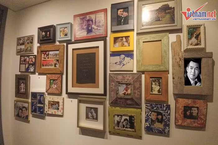 Ở lối đi vào, anh treo những tấm ảnh ghi lại quá trình từ bé đến lúc trưởng thành của mình. Đặc biệt là những tấm ảnh chụp cùng mẹ - nguồn cảm hứng âm nhạc cũng như người có ảnh hưởng lớn đến tính cách và tư duy của Hồ Trung Dũng hiện tại.