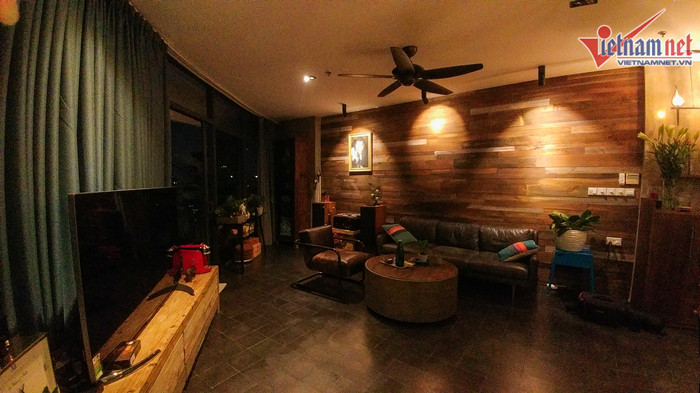 Là một nghệ sĩ, Hồ Trung Dũng thường xuyên phải ra ngoài, chủ yếu là đi diễn nên anh mua căn hộ gần trung tâm cho tiện đi lại. Anh quan điểm, dù ở chung cư thì tiêu chí hàng đầu vẫn phải là gần thiên nhiên, thoáng đãng. Không khó nhận thấy điều này khi anh bố trí nhiều chậu cây, bình hoa khắp nhà. Những căn phòng cách nhau cũng như nhìn ra ngoài đều là kính.