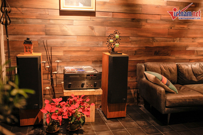 Hồ Trung Dũng thiết kế, trang trí ngôi nhà theo phong cách pha trộn giữa đồng quê châu Âu và nét công nghiệp. Các chất liệu luôn có sự tương phản: gỗ, pha lê và kim loại; nền đen với tường vàng, đá ốp xanh topaz… “Căn nhà phải phản ánh con người thật của tôi. Mỗi ngày đi làm về, dù mệt mỏi nhưng tôi vẫn thấy bình yên, thích thú, muốn ở nhà nhiều hơn”, nam ca sĩ tâm sự.