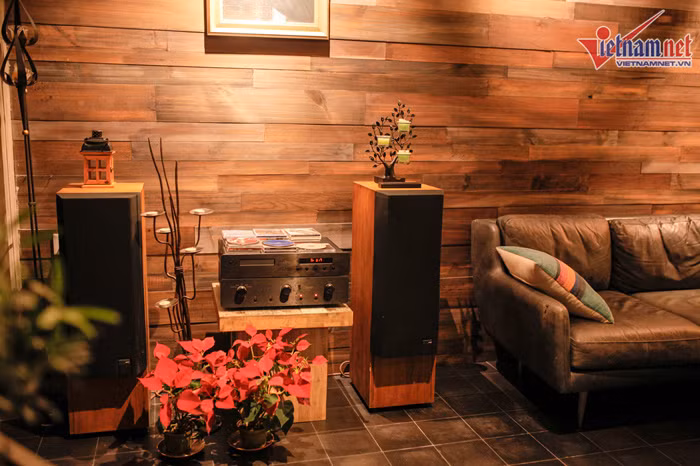 Hồ Trung Dũng thiết kế, trang trí ngôi nhà theo phong cách pha trộn giữa đồng quê châu Âu và nét công nghiệp. Các chất liệu luôn có sự tương phản: gỗ, pha lê và kim loại; nền đen với tường vàng, đá ốp xanh topaz… “Căn nhà phải phản ánh con người thật của tôi. Mỗi ngày đi làm về, dù mệt mỏi nhưng tôi vẫn thấy bình yên, thích thú, muốn ở nhà nhiều hơn”, nam ca sĩ tâm sự.