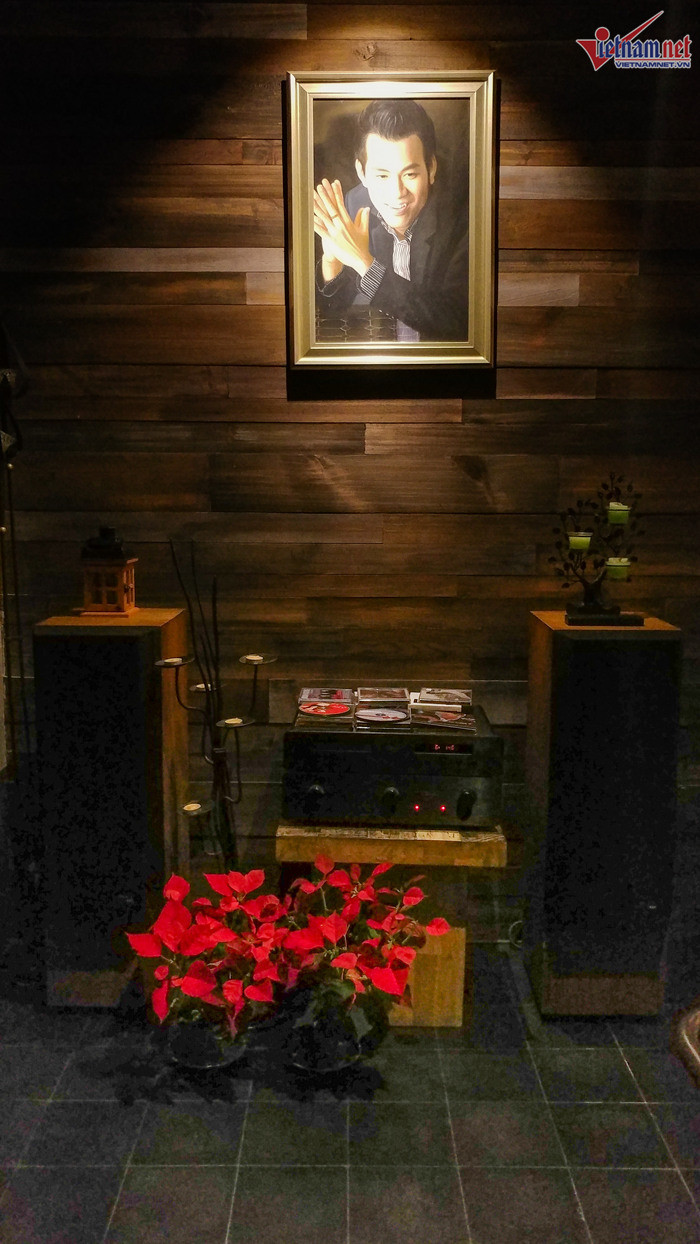 Chiếc máy hát là người bạn thân thiết của Hồ Trung Dũng khi ở một mình. Anh luôn thưởng thức không gian riêng với rượu vang trên tay và chạy những đĩa Jazz ưa thích từ chiếc máy hát này.