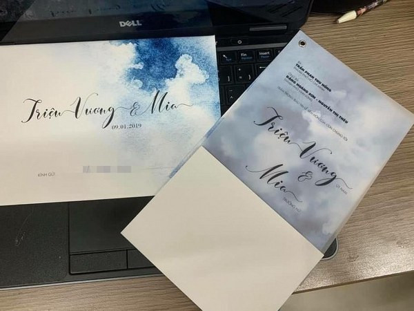 Mới đây, MiA còn gây chú ý khi hé lộ loạt ảnh cưới của cô và ông xã Triệu Vương trước vài ngày cả hai chính thức về chung một nhà. Trong loạt ảnh này, cặp đôi gây ấn tượng với phong cách tự do nhưng vẫn không kém phần lãng mạn.