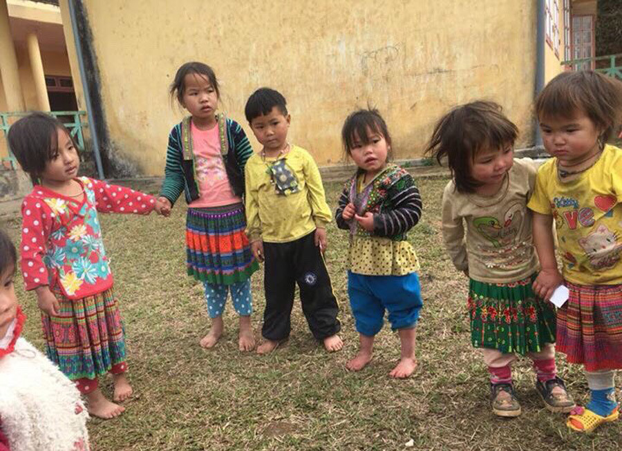  Trẻ em vùng cao đi chân đất dù thời tiết rét đậm.