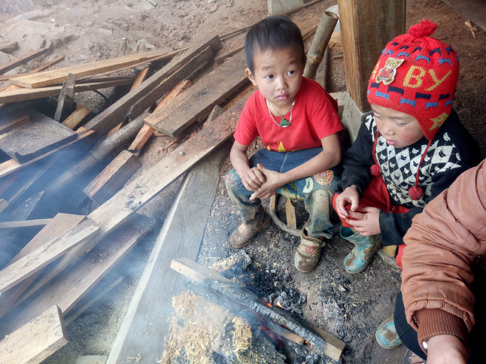 Gia đình quây quần bên bếp lửa tránh rét.