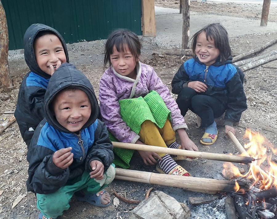 Dễ dàng bắt gặp những đống lửa sưởi ấm của trẻ em vùng cao.