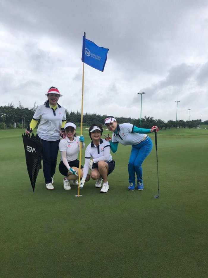 Có thể thấy, chị Vân Anh dù không nhắc đến chồng nhưng bà mẹ ba con vẫn thường xuyên chia sẻ những khoảnh khắc vui vẻ của bản thân. Đó là những lúc người phụ nữ này đi tập golf, rồi giây phút hẹn hò cùng những người bạn thân thiết và vui đùa bên các con. Chỉ bấy nhiêu thôi cũng đủ thấy cuộc sống của bà mẹ ba con khá thoải mái, vui vẻ và rất biết "tận hưởng".