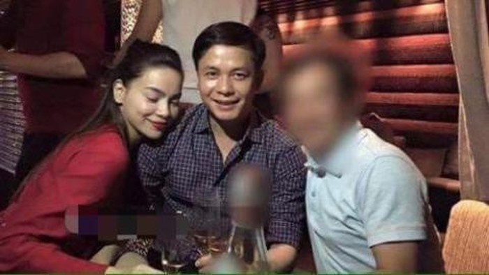 Trước đây, khi ông xã vướng nghi vấn hẹn hò với Hồ Ngọc Hà, khác với những người phụ nữ khác ghen tuông mù quáng thì chị Vân Anh lại luôn làm chủ được lời nói và hành động của mình. Thay vì đăng đàn chửi bới, bóc mẽ nhân tình thì vợ đại gia kim cương lại thể hiện sự học thức và sự đường hoàng của người vợ danh chính ngôn thuận, đôi khi lại thương cảm cho số phận của người khác.