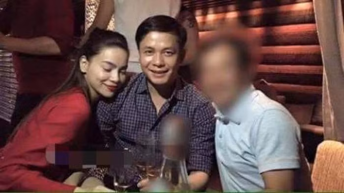 Trước đây, khi ông xã vướng nghi vấn hẹn hò với Hồ Ngọc Hà, khác với những người phụ nữ khác ghen tuông mù quáng thì chị Vân Anh lại luôn làm chủ được lời nói và hành động của mình. Thay vì đăng đàn chửi bới, bóc mẽ nhân tình thì vợ đại gia kim cương lại thể hiện sự học thức và sự đường hoàng của người vợ danh chính ngôn thuận, đôi khi lại thương cảm cho số phận của người khác.