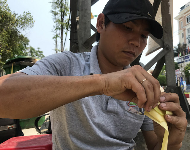 Cũng theo anh Liệu, việc đan thắt lá dừa thành các con vật, hay hoa tuy không quá khó nhưng đòi hỏi sự khéo tay và tỉ mỉ. Thời gian để đan thành những bông hoa là từ 10-20 phút/bông. Sau khi làm xong thì buộc cột lại thành từng bó với số lượng tùy theo 3-8 bông hoa/bó, giá bán từ 50.000-70.000 đồng/bó; còn mua lẻ thì 6.000-10.000 đồng/hoa. Tuy không nói thu nhập cụ thể, nhưng số người và làm bán hoa bằng dừa nước cho biết cũng kiếm đến vài trăm ngàn đồng/ngày.