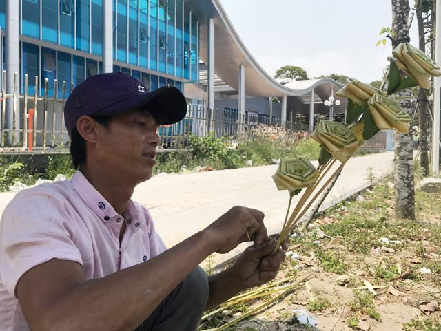 Để làm được những bông hoa đẹp thì phải chọn lá dừa còn non vừa phải, đảm bảo được độ mềm, dẻo. Nếu chọn lá quá non sẽ rất khó tạo hình vì quá mềm, còn lá già quá sẽ rất cứng và dễ gãy. So với hoa tươi, những bông hoa hồng bằng lá dừa nước thường để được lâu hơn, hoặc có thể phơi khô và phun kim tuyến các màu là có ngay một bó hoa mới.