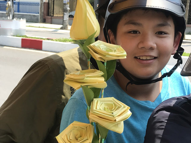 Nhiều người đi đường vô cùng khỏi thích thú khi nhìn thấy và dừng lại mua .