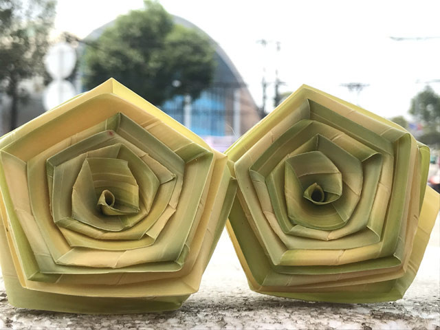 Trò chuyện với chúng tôi, anh Thái Văn Liệu, ở huyện Phù Cát, tỉnh Bình Định tâm sự: "Tôi đã gắn bó với nghề này từ nhiều năm nay. Bình thường thì chúng tôi đan thắt thành hình các con vật, còn đến các dịp lễ Tết thì đan thắt hoa, chủ yếu là hoa hồng để bán cho khách mua tặng người thân".