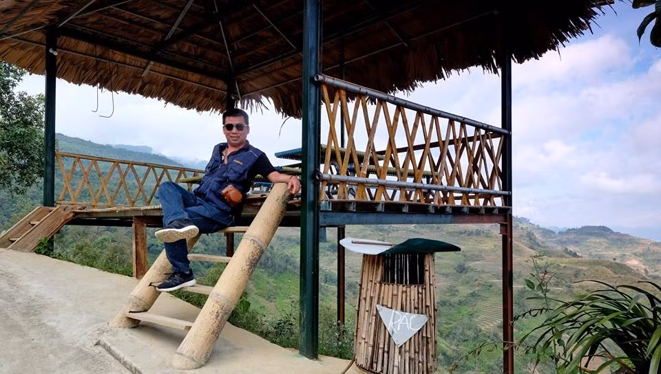 Ý thức được việc đó, anh đã kì công lấy củ lan mang về nhà trồng. Khí hậu nơi này quanh năm mát mẻ, độ ẩm cao nên rất phù hợp cho các loài hoa lan. Sau mỗi năm, những chậu lan của anh Sà lại đẻ nhiều nhánh hơn. Anh Sà tách lan ra các chậu nhỏ để nhân giống. Chỉ vài năm, vườn lan của anh Sà đã phủ kín khu vườn rộng hơn 1ha. “Giống lan nơi đây phát triển tốt lắm. Hoa nở bao giờ cũng to và sặc sỡ hơn so miền xuôi. Nhờ đó mà mỗi chậu lan 3 năm tuổi bán được 4-5 triệu đồng. Nhà cần tiền cho con đi học hay mua sắm thứ gì, bán vài chậu lan là đủ”, anh Sà khoe.