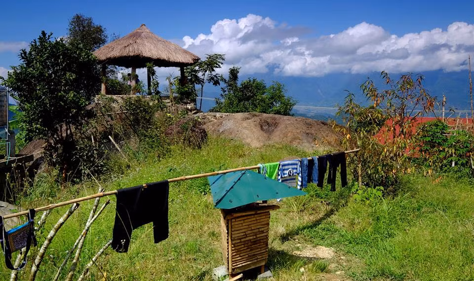Bản Sin Suối Hồ nhiều năm trước là một trong những bản còn khó khăn của xã Sin Suối Hồ, huyện Phong Thổ, tỉnh Lai Châu. Tình trạng đói nghèo của bản có nhiều nguyên nhân tác động nhưng một trong số đó là không có tư liệu sản xuất và không có phương thức sản xuất, giống loài canh tác phù hợp. Sau cả chục năm vật lộn với công cuộc xóa đói nghèo, cuộc sống nơi đây đã có nhiều khởi sắc.