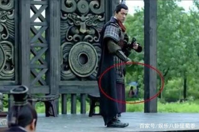 Đôi tình nhân vô tình lọt vào ống kính quay phim.