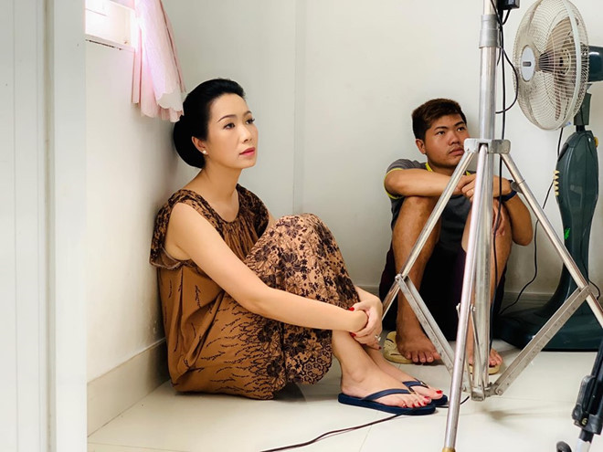 NSƯT Trịnh Kim chi đăng tải một khoảnh khắc ở phía sau hậu trường làm phim. Trong lúc đợi ê-kíp dàn dựng bối cảnh, thay đổi góc quay, nữ diễn viên tranh thủ ngồi dựa vào tường để nghỉ ngơi.