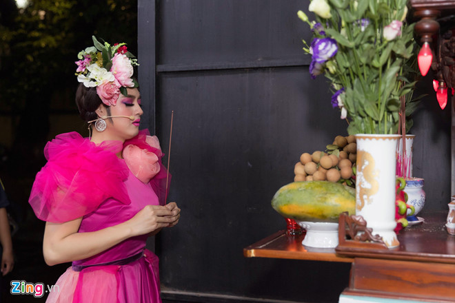 Thanh Duy Idol thắp hương trước bàn thờ Tổ nghiệp, cầu khấn cho chương trình diễn ra suôn sẻ. Đây là việc làm mang ý nghĩa tâm linh của nhiều nghệ sĩ trước khi bước ra sân khấu.