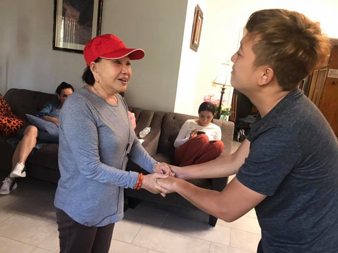 Nghệ sĩ cải lương Hồng Nga và Trường Giang tích cực tập luyện cho live show Qua Tây lấy dzợ của nam danh hài sắp diễn ra tại Mỹ. Chồng của Nhã Phương mặc đơn giản khi ôn lại các đoạn hội thoại, cảnh diễn trong kịch bản cùng đàn chị.