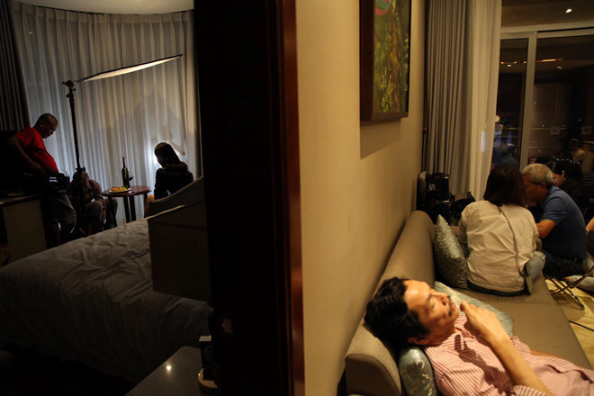 Trong lúc đợi ê-kíp phim thay đổi góc quay, chỉnh ánh sáng, NSND Trung Anh - Về nhà đi con - tranh thủ chợp mắt. Để theo đuổi với nghề diễn, các nghệ sĩ phải chấp nhận cực khổ, ăn không đúng giờ, ngủ không đủ giấc.