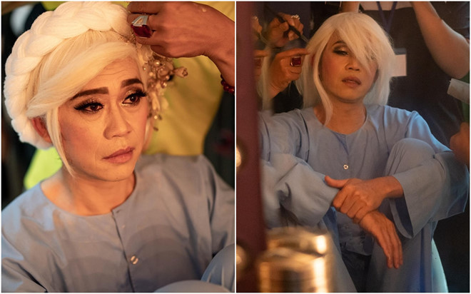 Nghệ sĩ Hoài Linh mặc bộ đồ giản dị phía sau cánh gà. Chuyên gia trang điểm đã mất nhiều giờ để hóa trang cho anh. Để có những phút giây thăng hoa trên sân khấu, các nghệ sĩ phải có sự chuẩn bị chu đáo, hoàn chỉnh về ngoại hình, kịch bản.