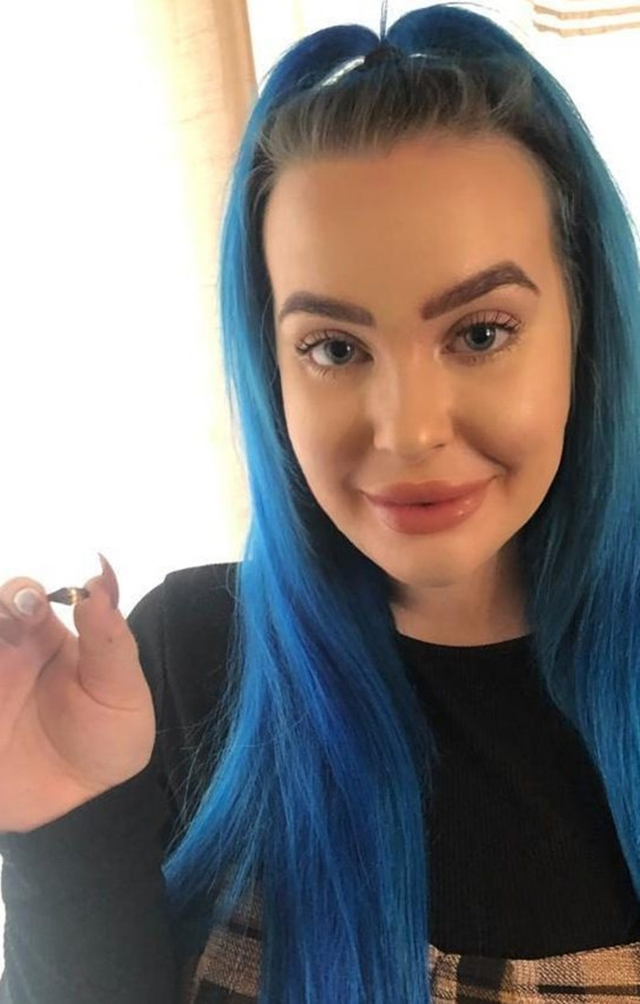 Hy huu: Nguoi phu nu hat hoi ra chiec nhan bac