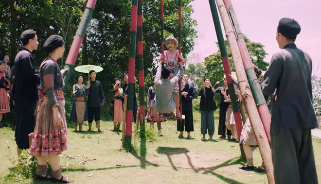 Nhưng khác với nguyên tác, Mị này không cam chịu và chỉ dám vùng lên khi đã chịu nhiều uất ức và bất công. Cô vui vẻ, yêu đời, tự quyết định cuộc sống của mình ngay từ đầu.