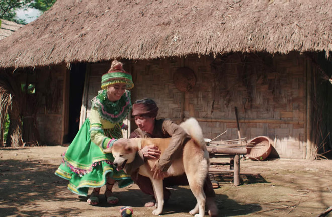 Các nhân vật Thị Nở, Chí Phèo (tác phẩm Chí Phèo), Lão Hạc, cậu Vàng (tác phẩm Lão Hạc), Chị Dậu (tác phẩm Tắt Đèn)... cũng lần lượt xuất hiện trong MV khiến dân mạng thích thú.