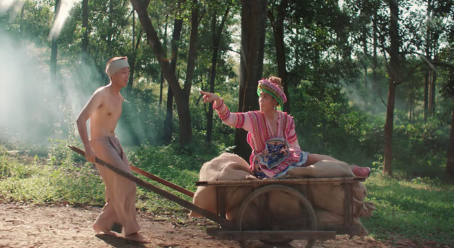 Sau Vợ chồng A Phủ, tác phẩm Vợ Nhặt của nhà văn Kim Lân cũng được đưa vào MV. Nhân vật Tràng, chiếc xe bò, bát bánh đúc quen thuộc cộng với sự lém lỉnh, tươi vui của Hoàng Thùy Linh đã làm giảm đi khung cảnh tan thương, đói khổ trong nạn đói năm 1945.