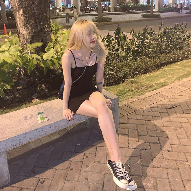 Váy bodycon thường được Bảo Trâm phối cùng sneakers - năng động, hiện đại và vẫn quyến rũ, tôn được số đo ba vòng. Những bạn gái không quá "bánh bèo" có thể sẽ học hỏi cách mix này.