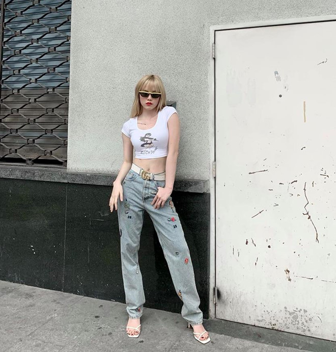 Bảo Trâm có vòng eo 60 cm săn chắc, hình thể cân đối. Chiều cao 1,67 m cho phép cô được thoải mái biến hóa nhiều kiểu trang phục khác nhau. Với mỗi bộ cánh, nữ ca sĩ tạo điểm nhấn bằng các phụ kiện sành điệu như kính mắt, thắt lưng hàng hiệu.