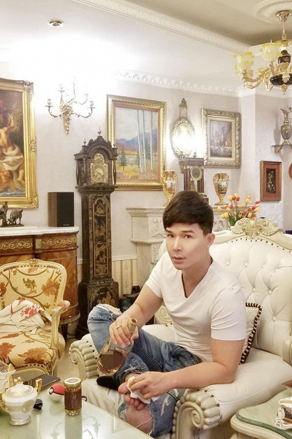 Nathan Lee một trong những nghệ sĩ có cuộc sống xa hoa nhất nhì showbiz Việt. Nam ca sĩ này không chỉ khiến nhiều người trầm trồ khi có nhiều món hàng hiệu đắt giá mà còn sở hữu hàng loạt căn hộ cao cấp xếp vào hàng vương giả.