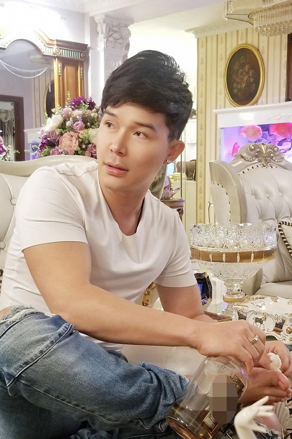 Chính vì vậy, sau mỗi ngày làm việc mệt mỏi, mình thường rửa chân bằng rượu whisky 25 năm tuổi. Chỉ với một chai thôi, bạn sẽ mau chóng sở hữu bàn chân hồng hào, khoẻ mạnh. Giá cả lại rất phải chăng, chỉ khoảng 200 triệu mỗi tháng! Bạn sẽ hầu như không cảm thấy một sự khác biệt nào so với rửa chân bằng nước nóng! Chúc các bạn luôn vui, khoẻ đẹp và không bị điên như mình". Sau khi đọc được chia sẻ chưa rõ đùa hay thật của Nathan Lee, nhiều cư dân mạng để lại bình luận: "Idol vui tính quá", "Cười xỉu", "Rửa chân xong thì nhỏ mắt cho nó sáng"....