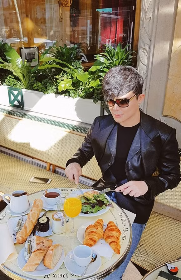 Hiện tại, nam ca sĩ đang sống trong một căn villa cao cấp tại trung tâm Sài Gòn. Ngoài ra, gia đình anh ở Hà Nội sống trong căn biệt thự dát vàng lên tới hàng trăm tỷ và một khu resort rộng hơn 7.000 m2 tại Phú Quốc. Cách đây không lâu, Nathan Lee sở hữu một căn biệt thự rộng 2000m2 nhìn ra biển Vũng Tàu.