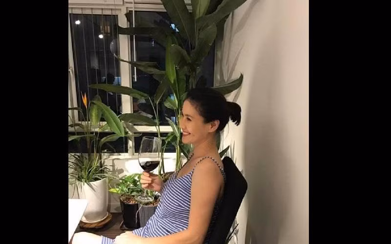 Trải qua một lần hôn nhân tan vỡ, diễn viên Thân Thúy Hà quyết định trở thành mẹ đơn thân. Cô và 2 con sống trong một căn hộ cao cấp tại Tp.HCM.