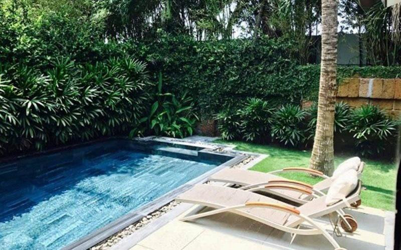 Căn nhà có hồ bơi nhỏ bên ngoài để bơi, thư giãn, tắm nắng.