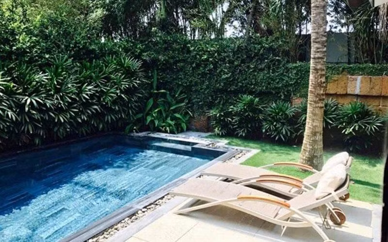 Căn nhà có hồ bơi nhỏ bên ngoài để bơi, thư giãn, tắm nắng.