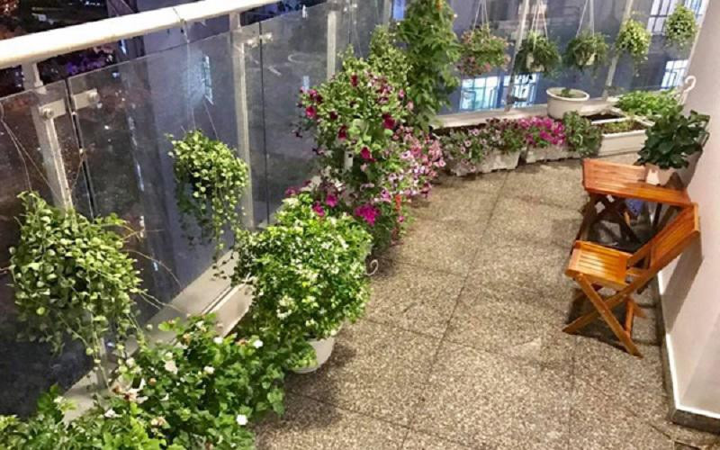 Cô gọi ban công nhà mình là chốn bình yên, nơi thư giãn để cô vừa có thể ngắm cảnh cả thành phố.