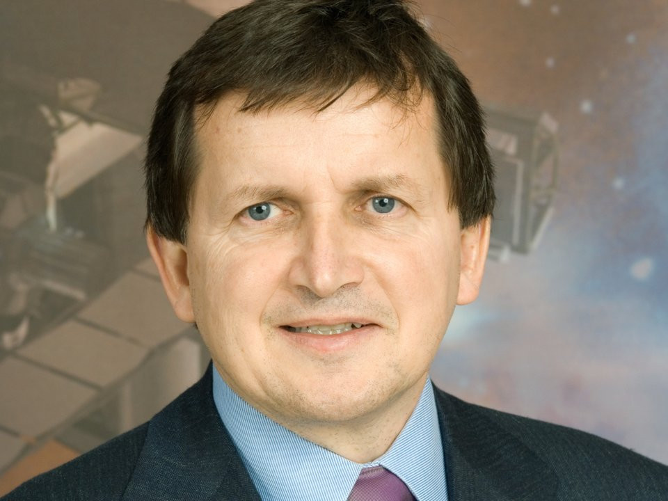 Bên cạnh Bill Gates, một cựu lãnh đạo Microsoft khác cũng có máy bay riêng là Charles Simonyi. Ông là người đứng sau phần mềm Microsoft Office cho đến khi rời công ty vào năm 2002.