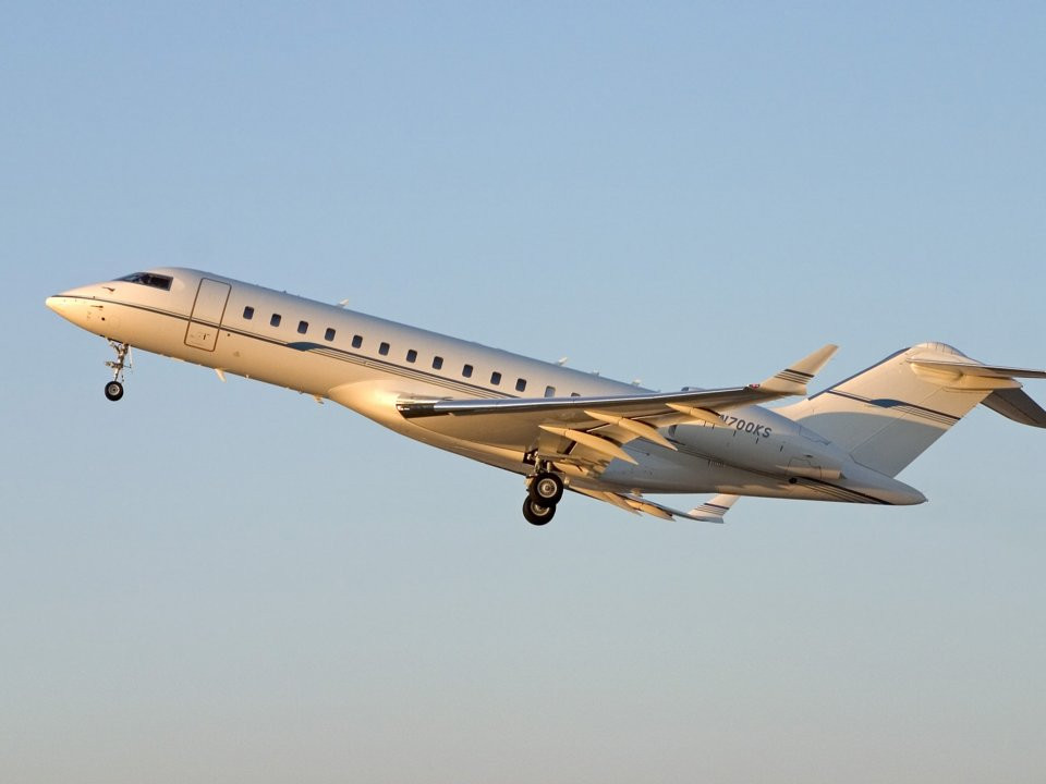 Bill Gates sở hữu một chiếc Bombardier BD-700 Global Express 19 chỗ ngồi, có giá khoảng 40 triệu USD.