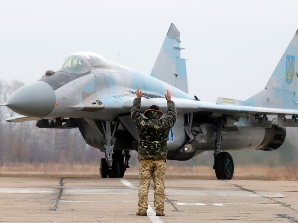 Không chỉ sở hữu máy bay và hòn đảo riêng, tỷ phú Ell Ellison còn sở hữu 2 máy bay chiến đấu, bao gồm chiếc MiG-29 của Liên Xô và chiếc SIAI-Marchetti S.211 từng được bay bởi không quân Ý.