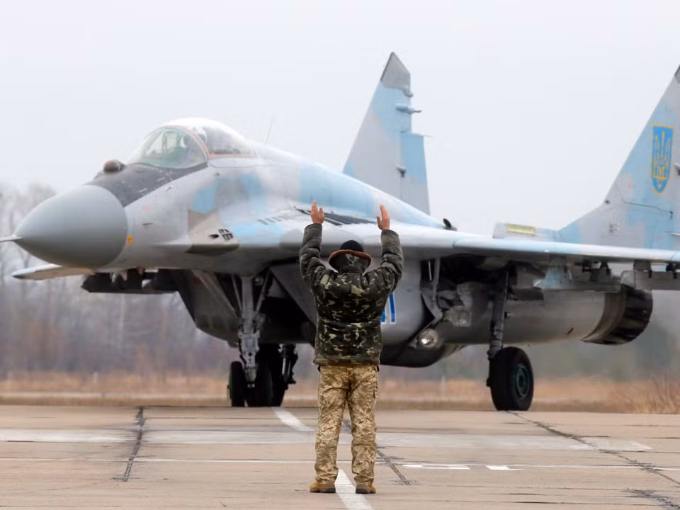 Không chỉ sở hữu máy bay và hòn đảo riêng, tỷ phú Ell Ellison còn sở hữu 2 máy bay chiến đấu, bao gồm chiếc MiG-29 của Liên Xô và chiếc SIAI-Marchetti S.211 từng được bay bởi không quân Ý.