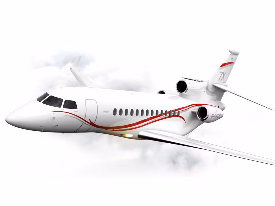 Simonyi sở hữu chiếc Dassault Falcon. Ông cũng từng thực hiện 2 chuyến bay vào Trạm Vũ trụ Quốc tế năm 2007 và 2009.