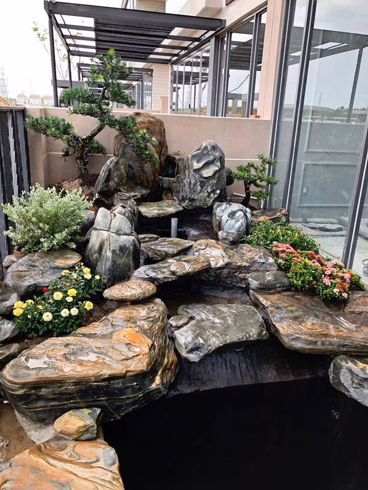 "Những ngày mệt mỏi và vất vả nhất cũng đã qua. Có lẽ đây sẽ là cái hồ cá duy nhất trong dự án này vì nó quá khó và gây khó khăn cho tất cả mọi người anh em yêu xây hồ cá Koi... Nhìn anh em thợ phải chui vào nền móng nhà như con chuột con để xử lý đường ống nước mà thấy thương. Hôm nay đổ bê tông tường thành công mừng khôn xiết" - Cao Thái Sơn chia sẻ.