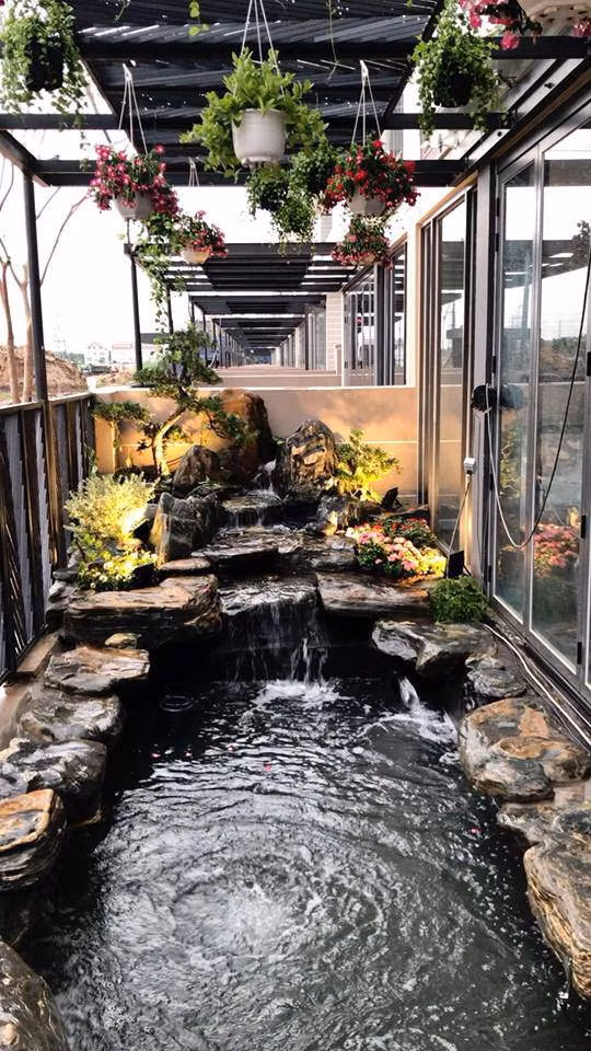 Cao Thái Sơn còn lắp thêm đèn quanh hồ, buổi tối trông vô cùng lung linh huyền ảo.