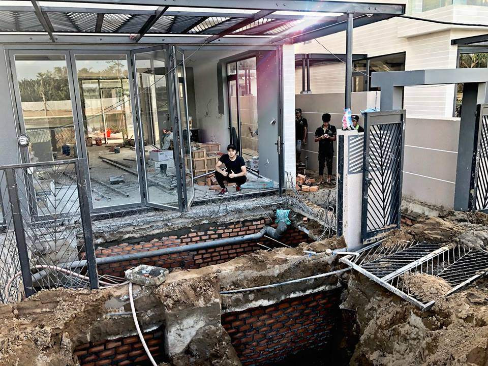 Nhìn tưởng đơn giản nhưng thực chất, quá trình xây dựng hồ vô cùng vất vả vì đất lún, hồ sâu, căn biệt thự lại được xây sẵn trên nền móng đã có trước đó nên việc thi công phải thật cẩn trọng, kĩ càng để không gây ảnh hưởng đến toàn bộ căn nhà.